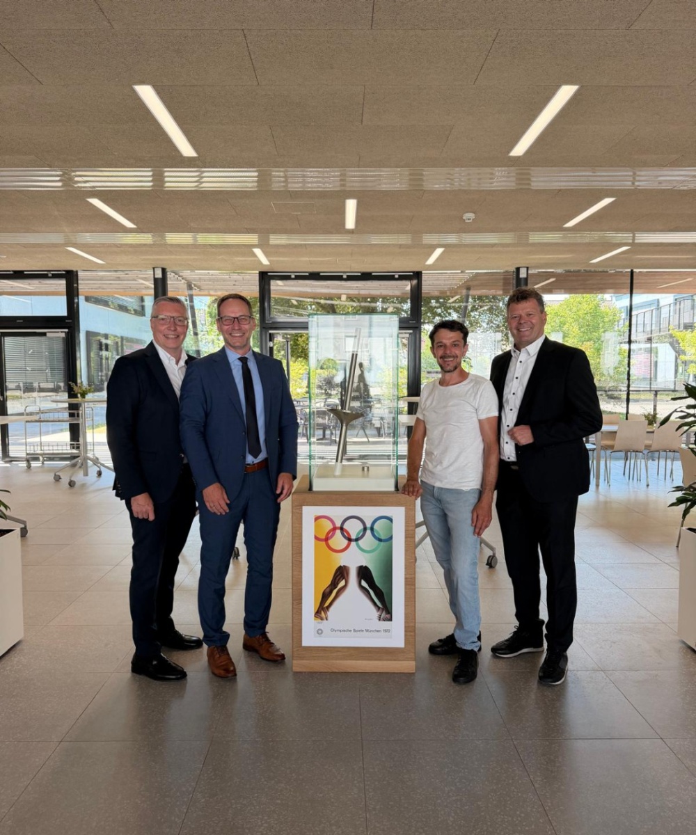 Foto: Gruppenfoto Vitrine mit Fackel