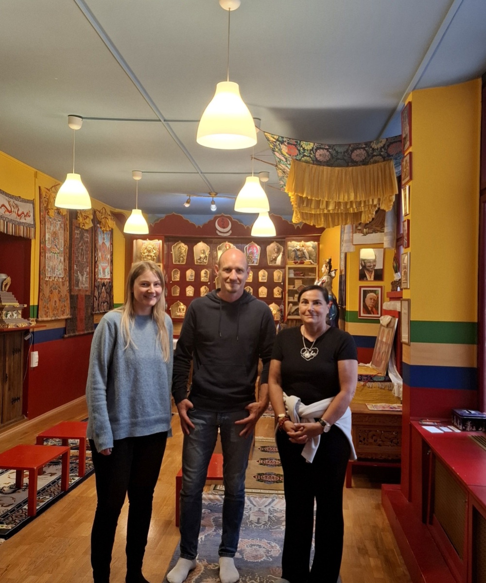 Foto: Religionssch&uuml;lerInnen im Buddhistischen Tempel