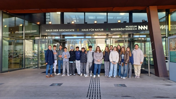Foto: Gruppenbild 3RG vor dem Museum N&Ouml;