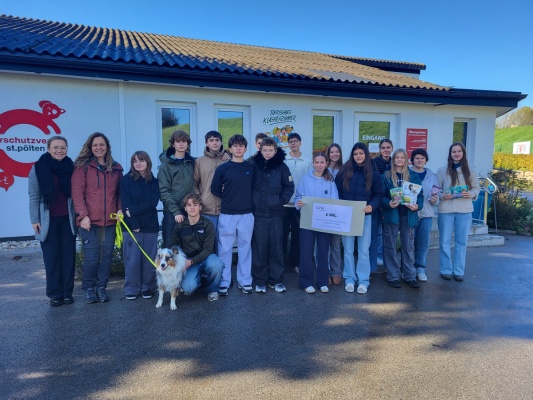 Foto: Gruppenfoto vor dem Tierschutzhaus