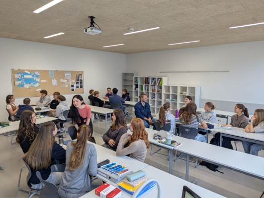 Foto: 6N1 mit den Sprachassisten:innen
