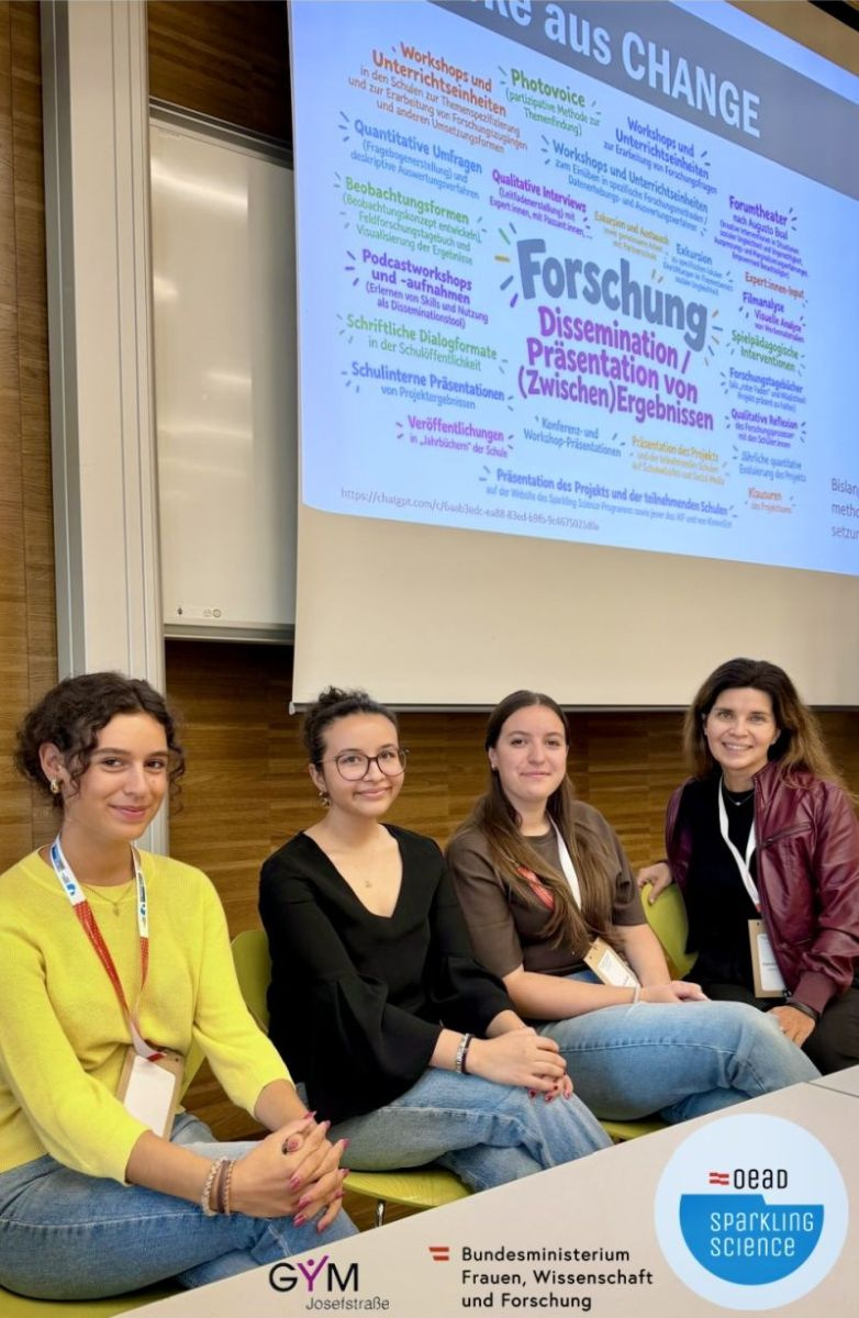 Foto: Gruppenfoto mit 3 Sch&uuml;lerinnen und Fr. Prof. Steiner - Sparkling Science 3. Jugenforschungstagung