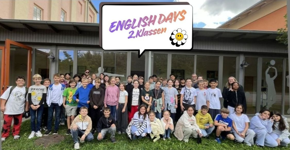 Foto: Gruppenfoto der 2A, 2B, 2C und 2D beim English Day im Weinviertel