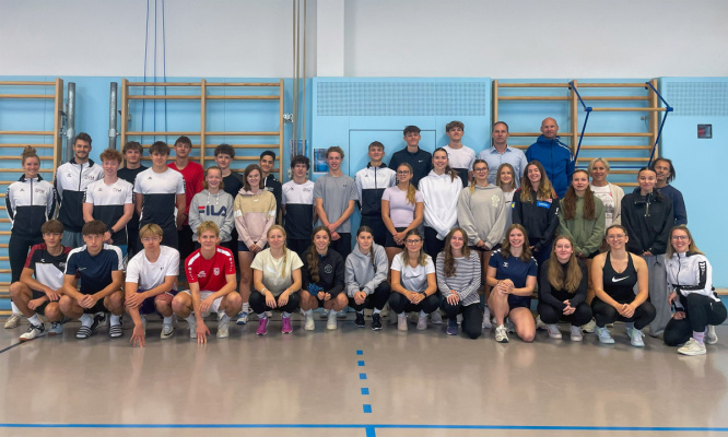 Foto: Gruppenfoto der 8S1 und 8S2 bei der FitInstruktur-Pr&uuml;fung 2026