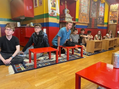 Foto: Religionssch&uuml;lerInnen im Buddhistischen Tempel