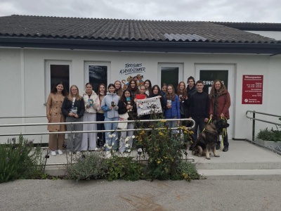 Foto: Ethikgruppen der 6. Klassen im Tierschutzhaus