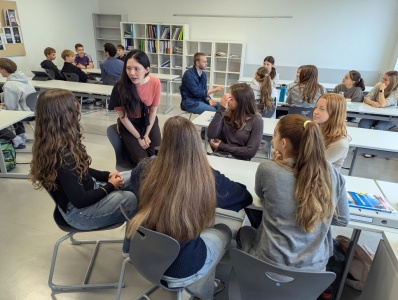 Foto: 6N1 mit den Sprachassisten:innen