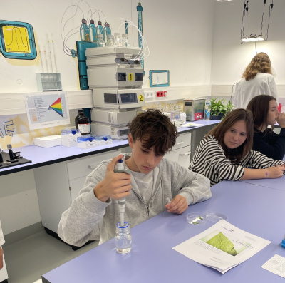 Foto: 4 Sch&uuml;ler:innen bei einem Experiment