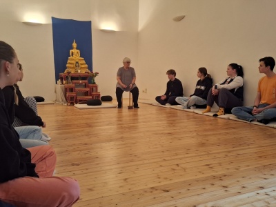 Foto: Religionssch&uuml;lerInnen im Buddhistischen Tempel