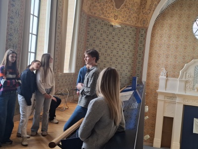 Foto: 6. Klassen in der ehemaligen Synagoge