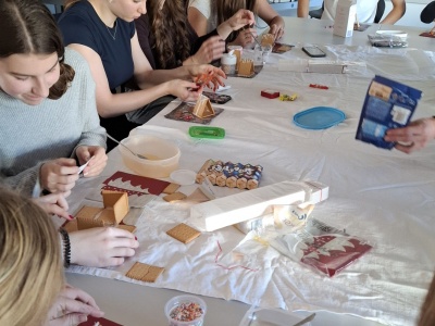 Foto: Klasse beim Bauen der Butterkeksh&auml;uschen