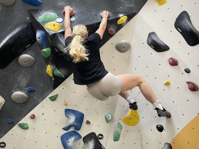 Foto: 8S beim Bouldern