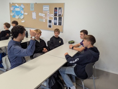 Foto: 6N1 mit den Sprachassisten:innen