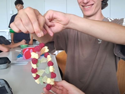 Bild 3: Sch&uuml;ler mit einem Helix-Modell