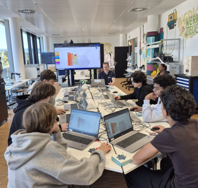 Foto: 8 Sch&uuml;ler:innen am Laptop