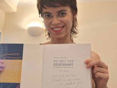 Foto: Fr. Moyses mit dem signierten Buch von Hr. T&eacute;tart