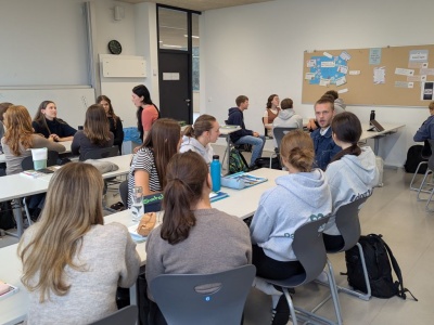 Foto: 6N1 mit den Sprachassisten:innen
