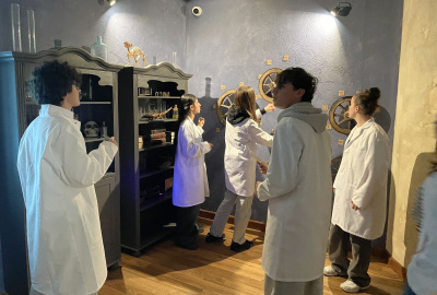 Foto: 5 Sch&uuml;ler:innen bei einem Workshop