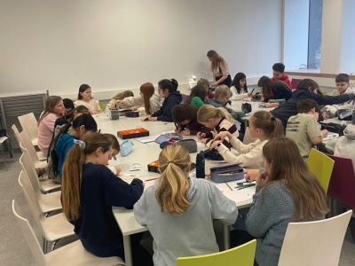Foto: Sch&uuml;ler:innen beim Leseworkshop