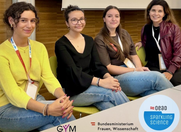 Foto: Gruppenfoto mit 3 Sch&uuml;lerinnen und Fr. Prof. Steiner - Sparkling Science 3. Jugenforschungstagung