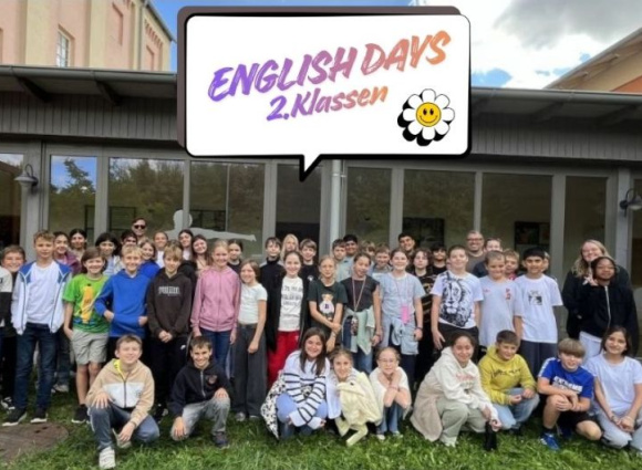 Foto: Gruppenfoto der 2A, 2B, 2C und 2D beim English Day im Weinviertel