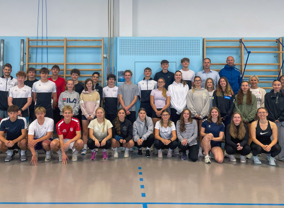 Foto: Gruppenfoto der 8S1 und 8S2 bei der FitInstruktur-Pr&uuml;fung 2026