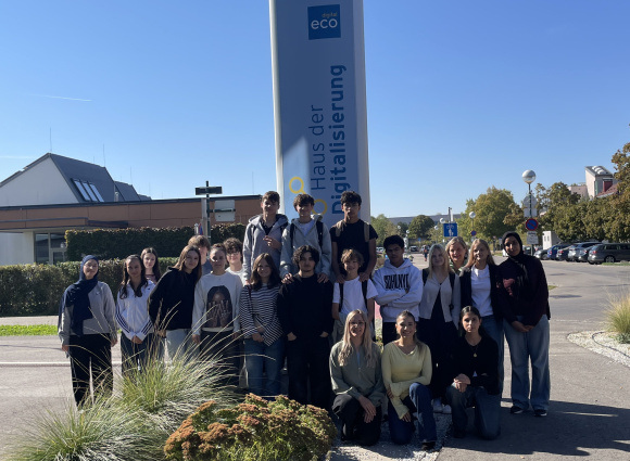 Foto: Gruppenfoto der 5RG vor dem Science Center Tulln