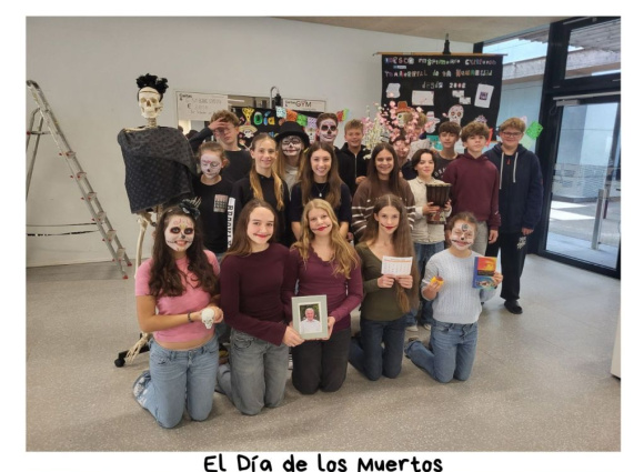 Foto: Collage mit zwei Gruppenfotos der Spanischklassen