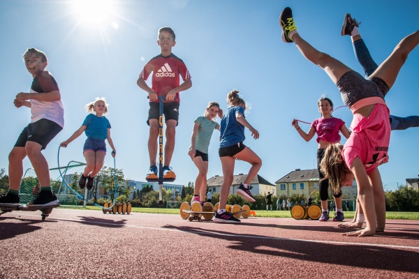 Foto: Sch&uuml;ler:innen am Sportplatz