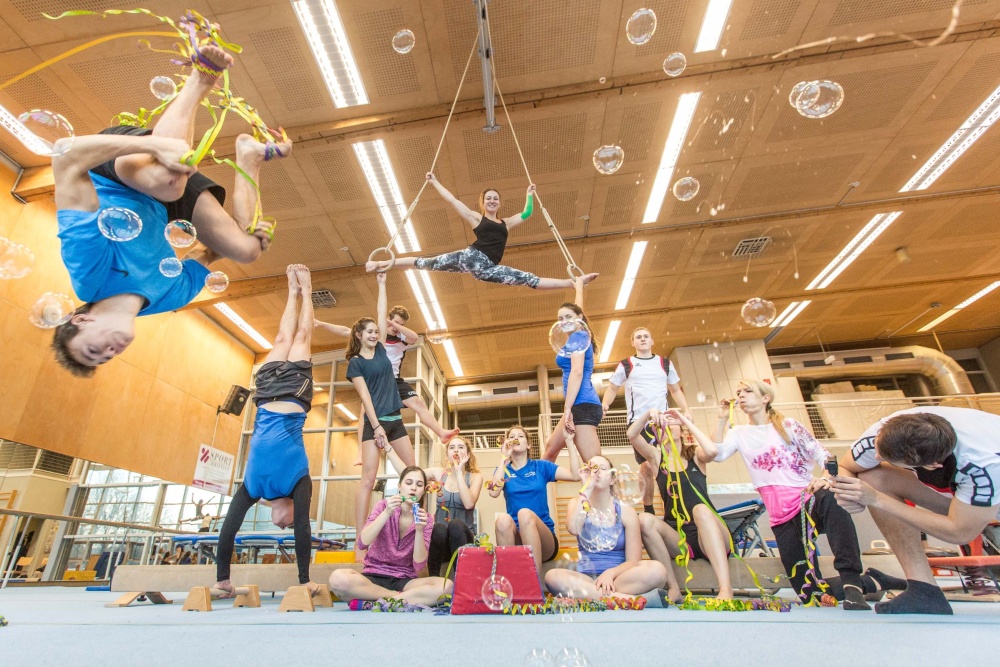 Foto: Sch&uuml;ler:innen im Turnsaal