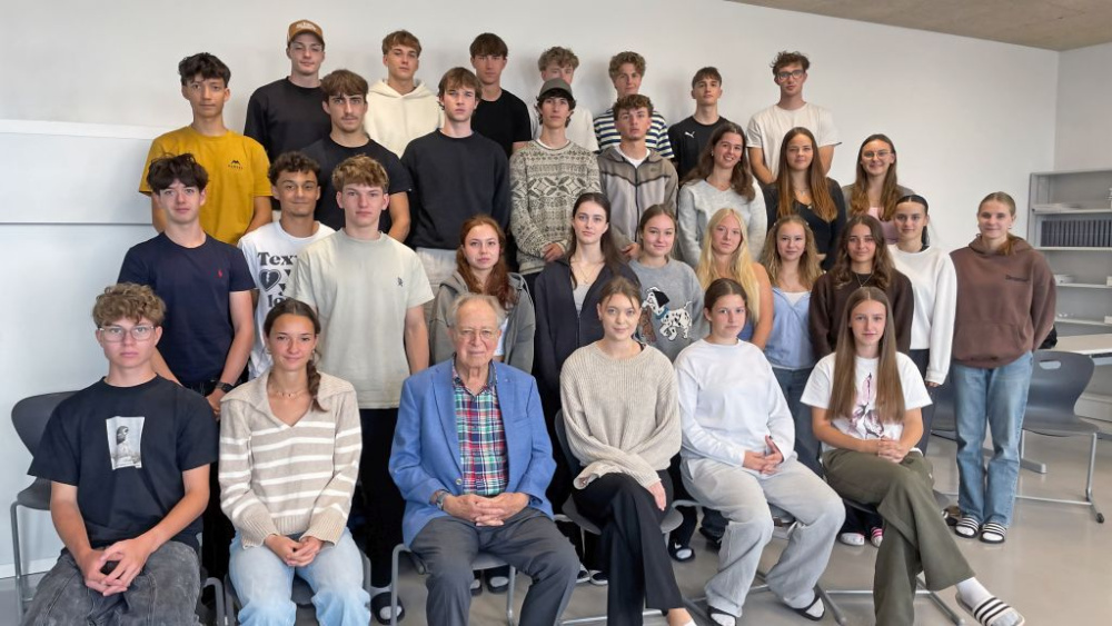 Gruppenfoto der 8S beim Zeitzeugengespräch