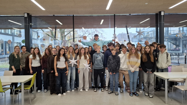 Foto: Weihnachtsdeko in der Aula