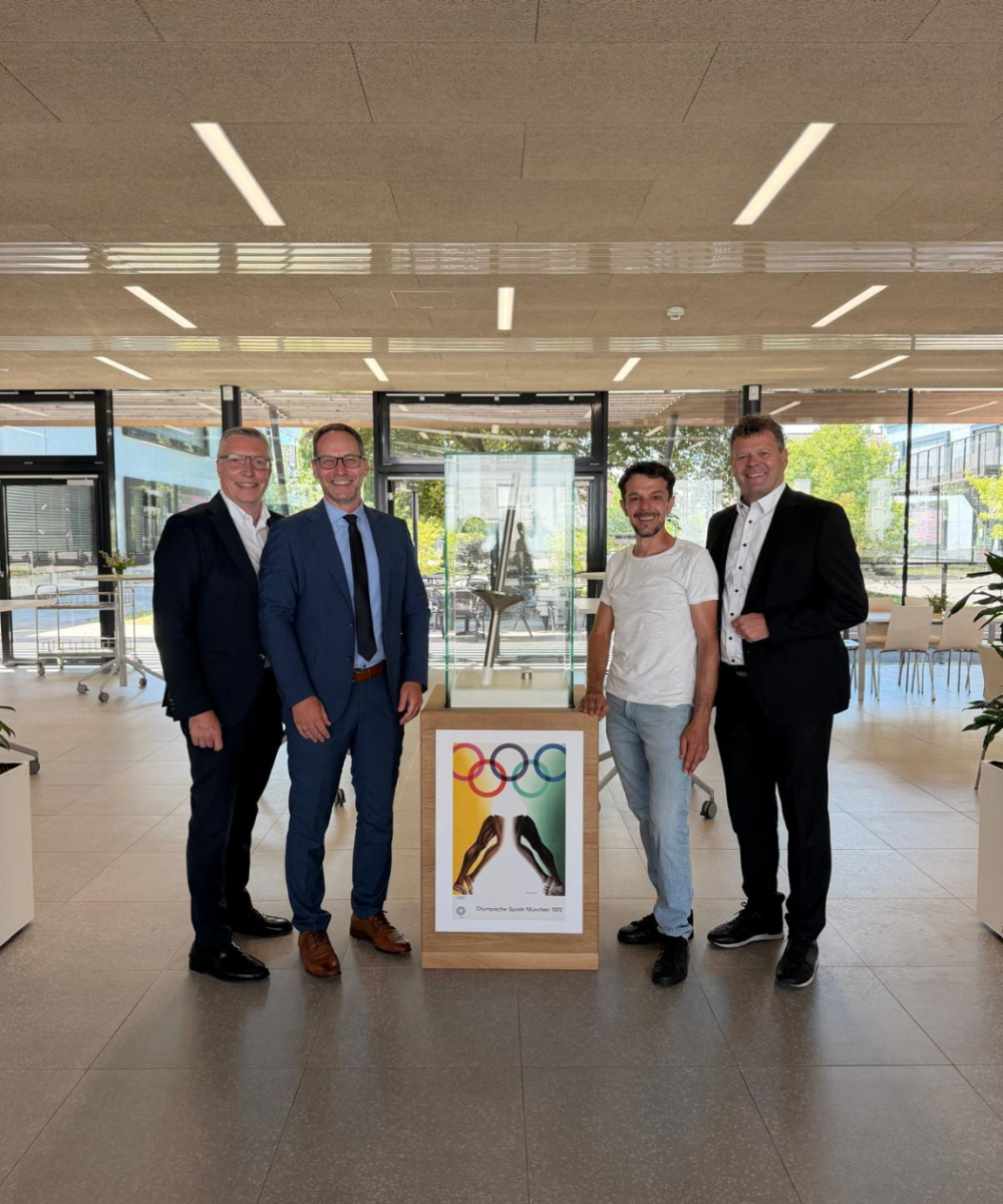 Foto: Gruppenfoto Vitrine mit Fackel