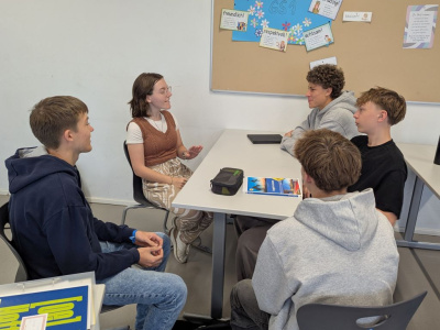 Foto: 6N1 mit den Sprachassisten:innen