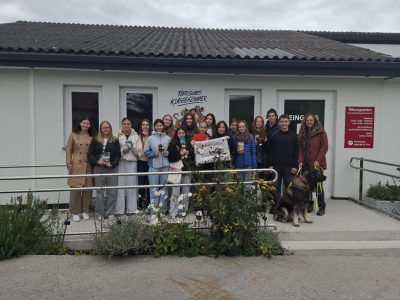 Foto: Ethikgruppen der 6. Klassen im Tierschutzhaus