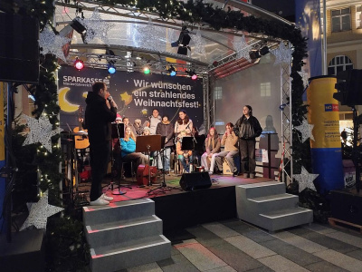 Foto: Schulchor bei der Er&ouml;ffnung des Adventfensters