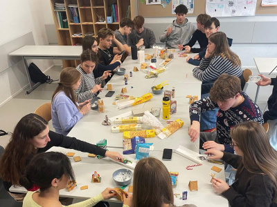 Foto: Klasse beim Bauen der Butterkeksh&auml;uschen