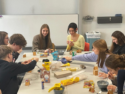 Foto: Klasse beim Bauen der Butterkeksh&auml;uschen