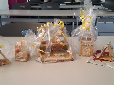 Foto: Klasse beim Bauen der Butterkeksh&auml;uschen