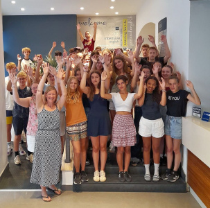 Foto 2: Gruppenfoto der 6G und 7G in der Sprachschule