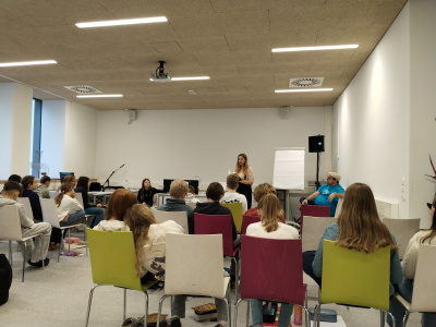 Foto: Sch&uuml;ler:innen beim Leseworkshop