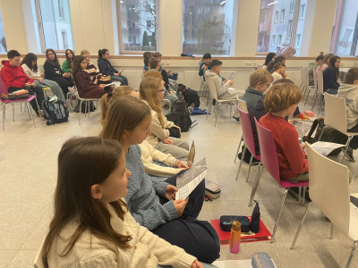 Foto: Sch&uuml;ler:innen beim Leseworkshop