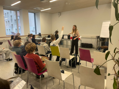 Foto: Sch&uuml;ler:innen beim Leseworkshop