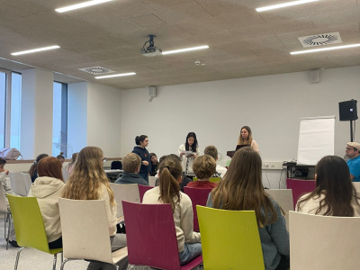 Foto: Sch&uuml;ler:innen beim Leseworkshop