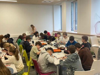 Foto: Sch&uuml;ler:innen beim Leseworkshop