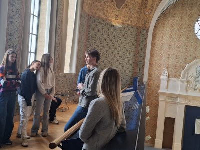 Foto: 6. Klassen in der ehemaligen Synagoge