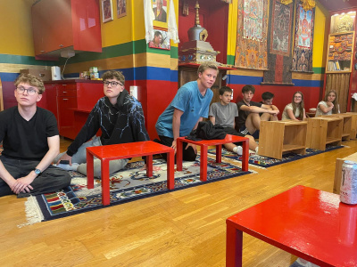 Foto: Religionssch&uuml;lerInnen im Buddhistischen Tempel