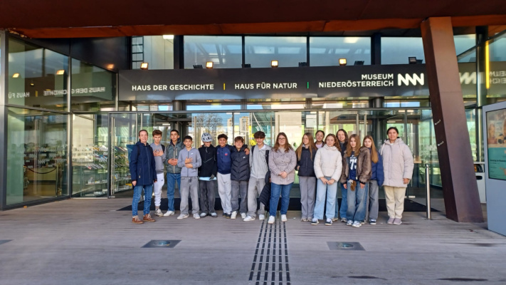 Foto: Gruppenbild 3RG vor dem Museum NÖ