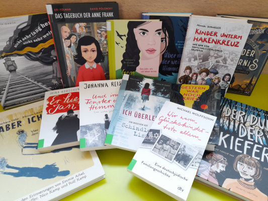 Foto: Bücher zur Erinnerungskultur aus der Schulbibliothek