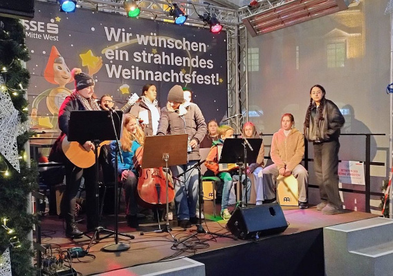 Foto: Schulchor bei der Beleuchtung des Adventfensters